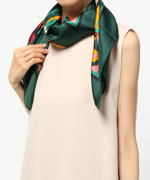SLY（スライ）の「TAKE ME BACK SILK SCARF（バンダナ/スカーフ・レディース・ブラック/ダークグリーン・FREE）」の6枚目の写真