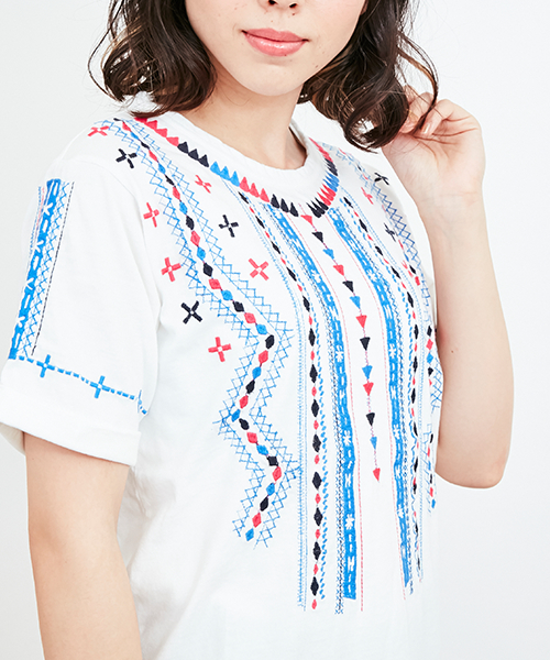 CUBE SUGAR（キューブシュガー）の「20/-天竺刺繍入りクルーTシャツ（Tシャツ/カットソー・レディース・ホワイト系その他/ホワイト系その他2/ブルー/ブラック/イエロー・M）」の19枚目の写真