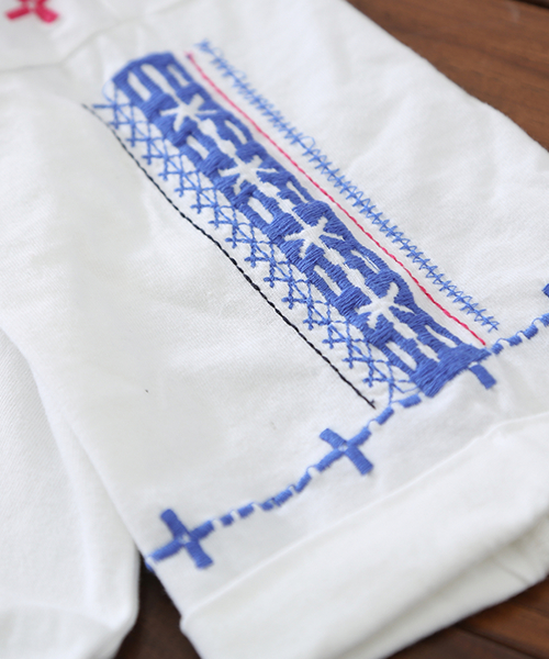 CUBE SUGAR（キューブシュガー）の「20/-天竺刺繍入りクルーTシャツ（Tシャツ/カットソー・レディース・ホワイト系その他/ホワイト系その他2/ブルー/ブラック/イエロー・M）」の17枚目の写真