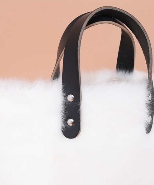 TEMBEA（テンベア）の「TEMBEA（テンベア）: フェイク ファー デリバリー トート ◇（トートバッグ・レディース・オフホワイト/ブラック・ONE SIZE）」の10枚目の写真