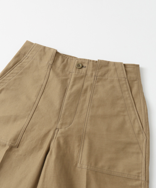 URBAN RESEARCH（アーバンリサーチ）の「バックサテンベイカーパンツ（その他パンツ・レディース・ベージュ/カーキ・36/38）」の4枚目の写真