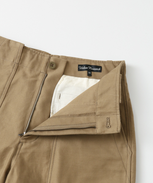 URBAN RESEARCH（アーバンリサーチ）の「バックサテンベイカーパンツ（その他パンツ・レディース・ベージュ/カーキ・36/38）」の16枚目の写真