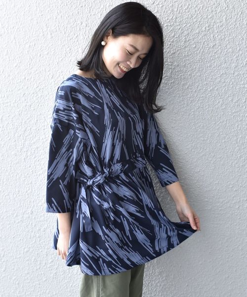 SHIPS Days（シップスデイズ）の「SHIPS Days STANDARD:サイドリボンプリントブラウス（シャツ/ブラウス・レディース・ライトグレー/ネイビー・ONE SIZE）」の2枚目の写真