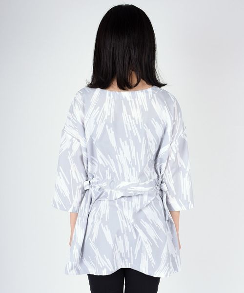 SHIPS Days（シップスデイズ）の「SHIPS Days STANDARD:サイドリボンプリントブラウス（シャツ/ブラウス・レディース・ライトグレー/ネイビー・ONE SIZE）」の9枚目の写真