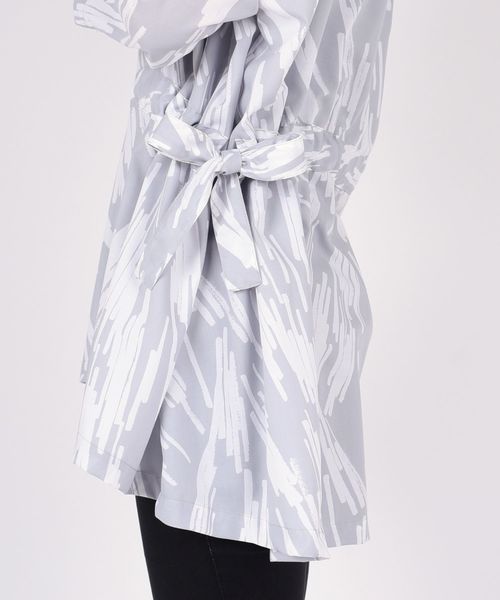 SHIPS Days（シップスデイズ）の「SHIPS Days STANDARD:サイドリボンプリントブラウス（シャツ/ブラウス・レディース・ライトグレー/ネイビー・ONE SIZE）」の7枚目の写真