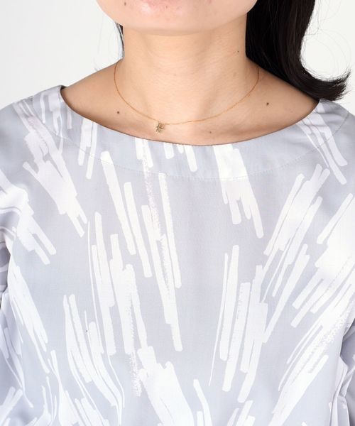 SHIPS Days（シップスデイズ）の「SHIPS Days STANDARD:サイドリボンプリントブラウス（シャツ/ブラウス・レディース・ライトグレー/ネイビー・ONE SIZE）」の6枚目の写真