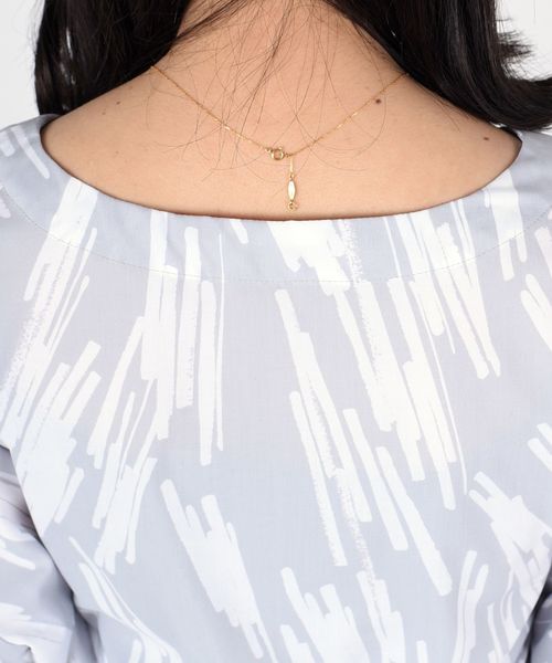 SHIPS Days（シップスデイズ）の「SHIPS Days STANDARD:サイドリボンプリントブラウス（シャツ/ブラウス・レディース・ライトグレー/ネイビー・ONE SIZE）」の5枚目の写真