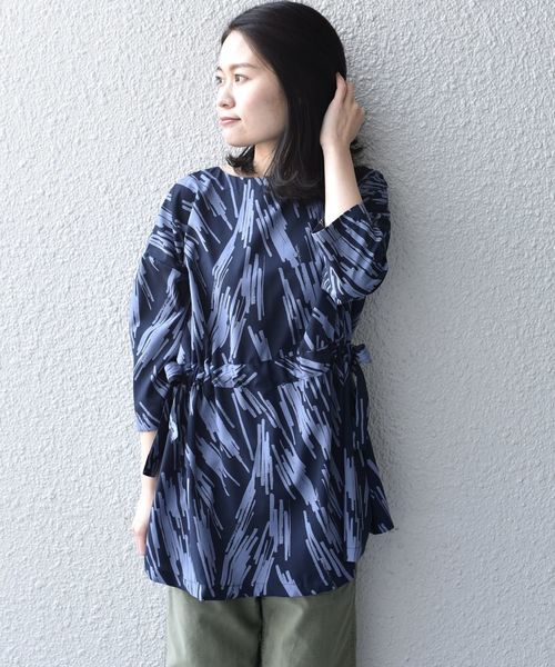 SHIPS Days（シップスデイズ）の「SHIPS Days STANDARD:サイドリボンプリントブラウス（シャツ/ブラウス・レディース・ライトグレー/ネイビー・ONE SIZE）」の3枚目の写真