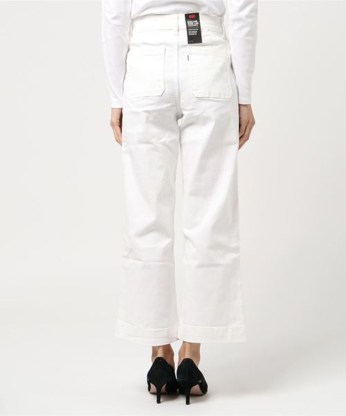 Levi's(リーバイス)の「RIBCAGE ワイドレッグ CROP SIMPLY WHITE(デニムパンツ・レディース・マルチ・28inch/24inch/25inch/26inch/27inch/23inch)」の2枚目の写真