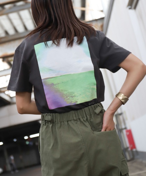 ZIP FIVE（ジップファイブ）の「【ZIP FIVE】半袖バックプリントイラストTシャツ（Tシャツ/カットソー・レディース・ホワイト系6/ブラウン系1/ブラウン系6/ブラウン系3/ブラック系8/ブラウン系7/ブラウン系2/ホワイト系2/ブラック系1/ベージュ系6/グリーン系6/ブラック系5/グリーン系1/ブラウン系8/ブラック系2/グリーン系2/グリーン系/ベージュ系/グリーン系4/ベージュ系4/グリーン/ブラック系/ブラウン系/ホワイト系/グリーン系7/ホワイト系8/ホワイト系4/ブラウン/ブラウン系5/ホワイト/ブラック系3/ブラック系4/グリーン系8/ブラック系7/グリーン系3/ベージュ系3/ベージュ系1/ホワイト系5/ホワイト系1/ベージュ系5/ブラック/グリーン系5/ベージュ系7/ベージュ系8/ホワイト系3/ブラック系6/ホワイト系7/ベージュ/ブラウン系4/ベージュ系2・LARGE/X-LARGE/MEDIUM/SMALL）」の17枚目の写真