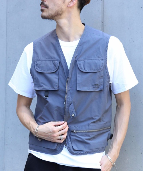 OUTDOOR PRODUCTS APPAREL(アウトドアプロダクツアパレル)の「4つのポケットを配置した多機能ボックスシルエット! ユニセックス対応 フィッシングベスト(ベスト・メンズ・ブラック/チャコールグレー・LARGE/X-LARGE/MEDIUM/SMALL)」の15枚目の写真