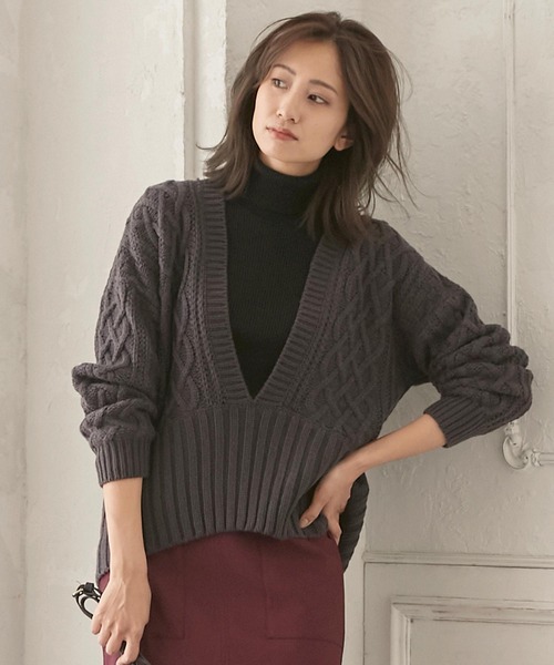 KOBE LETTUCE（コウベレタス）の「インドネシア深Vネックケーブルニットトップス（ニット/セーター・レディース・ネイビー/アイボリー/モカ/チャコール・FREE）」の2枚目の写真