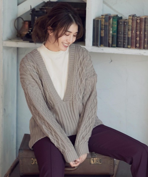 KOBE LETTUCE（コウベレタス）の「インドネシア深Vネックケーブルニットトップス（ニット/セーター・レディース・ネイビー/アイボリー/モカ/チャコール・FREE）」の3枚目の写真
