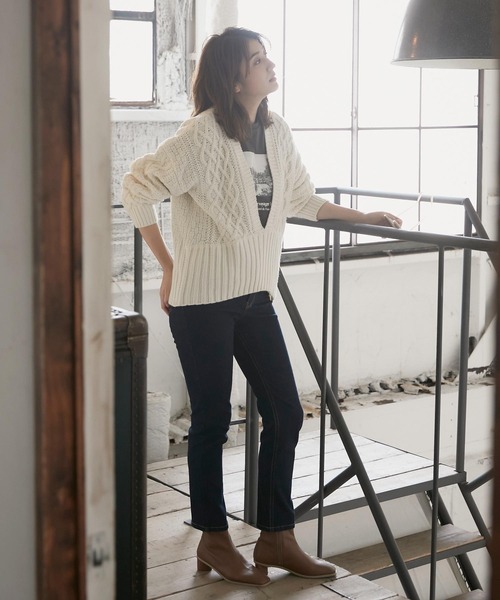 KOBE LETTUCE（コウベレタス）の「インドネシア深Vネックケーブルニットトップス（ニット/セーター・レディース・ネイビー/アイボリー/モカ/チャコール・FREE）」の13枚目の写真