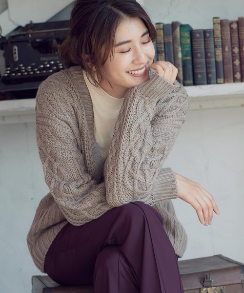 KOBE LETTUCE（コウベレタス）の「インドネシア深Vネックケーブルニットトップス（ニット/セーター・レディース・ネイビー/アイボリー/モカ/チャコール・FREE）」の14枚目の写真