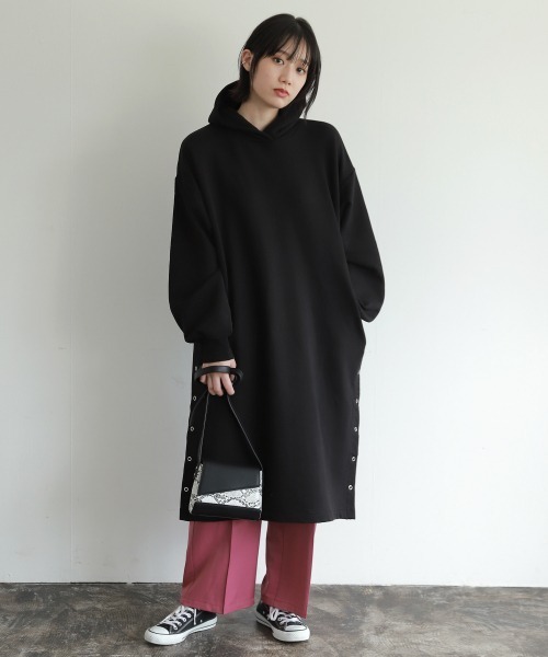 PAGEBOY（ページボーイ）の「スナップスリットパーカーワンピース（ワンピース・レディース・ブラック/モカ・FREE）」の8枚目の写真