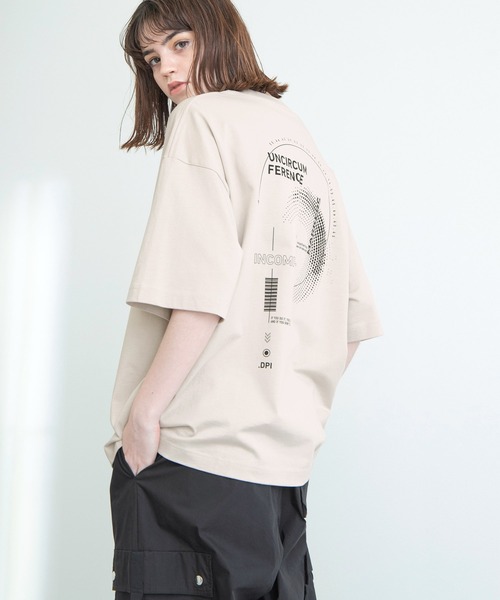 EMMA CLOTHES(エマクローズ)の「シルケットライク天竺 オーバーサイズ S/S メッセージプリント カットソー EMMA CLOTHES COLLECTION - INVERSION(反転) × HIDE AND SEEK(かくれんぼ) -(Tシャツ/カットソー・メンズ・ホワイト系その他/ブラック系その他/ベージュ系その他/グリーン系その他/ブルー系その他/パープル系その他/ホワイト系その他2/ホワイト系その他3/ホワイト系その他4/ブラック系その他2/ブラック系その他3/ブラック系その他4/ベージュ系その他2/グリーン系その他2/ブルー系その他2/パープル系その他2・M/L)」の9枚目の写真