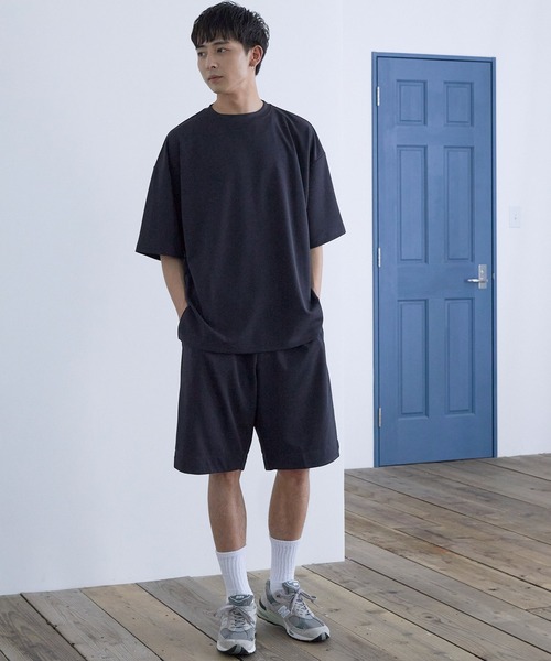 Loungewear tokyo(ラウンジウェアトウキョウ)の「【セットアップ】カットジョーゼットリラックスストレッチ ワイドモックネック半袖Tシャツ&1タックショートパンツ ワンマイルウェア(ルームウェア/パジャマ・メンズ・ブラック/ベージュ/ネイビー/グレー系その他/ブルー系その他/ホワイト・M/L/XL/S)」の5枚目の写真