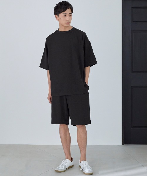 Loungewear tokyo(ラウンジウェアトウキョウ)の「【セットアップ】カットジョーゼットリラックスストレッチ ワイドモックネック半袖Tシャツ&1タックショートパンツ ワンマイルウェア(ルームウェア/パジャマ・メンズ・ブラック/ベージュ/ネイビー/グレー系その他/ブルー系その他/ホワイト・M/L/XL/S)」の2枚目の写真