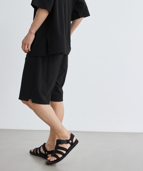 Loungewear tokyo(ラウンジウェアトウキョウ)の「【セットアップ】カットジョーゼットリラックスストレッチ ワイドモックネック半袖Tシャツ&1タックショートパンツ ワンマイルウェア(ルームウェア/パジャマ・メンズ・ブラック/ベージュ/ネイビー/グレー系その他/ブルー系その他/ホワイト・M/L/XL/S)」の13枚目の写真