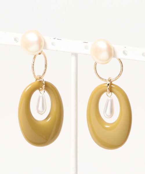 tone(トーン)の「【tschuss(チュース)】パールとアクリル 2WAYゴールドピアス(チタン)(ピアス(両耳用)・レディース・オフホワイト/カーキ・FREE)」の2枚目の写真