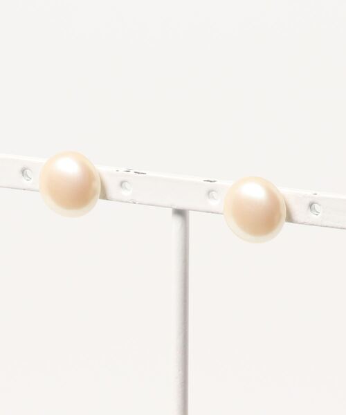 tone(トーン)の「【tschuss(チュース)】パールとアクリル 2WAYゴールドピアス(チタン)(ピアス(両耳用)・レディース・オフホワイト/カーキ・FREE)」の4枚目の写真