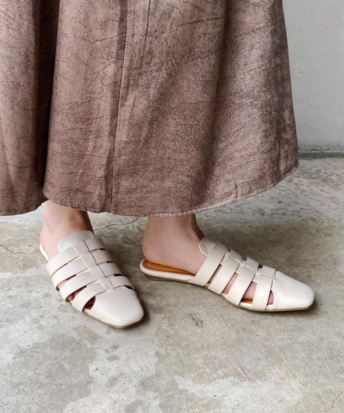 CAPRICIEUX LE'MAGE（カプリシューレマージュ）の「グルカ風ミュール（サンダル・レディース・ブラック/アイボリー・M/L）」の4枚目の写真