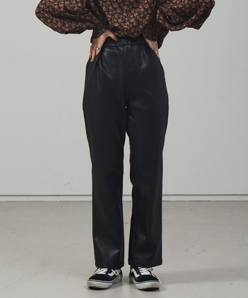 NOMINE（ノミネ）の「【展開店舗限定】フェイクレザーセミフレアパンツ（その他パンツ・レディース・ブラック/アイボリー・S/M）」の2枚目の写真