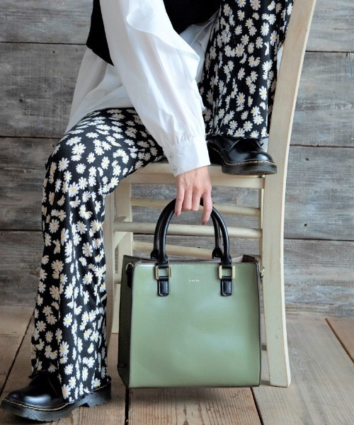 jouetie（ジュエティ）の「【jouetie/ジュエティ】カラーエッジ　スクエア ハンドバッグ（トートバッグ・レディース・オリーブ/ベージュ/オレンジ/ベージュ系その他/ブルー系その他/ブルー/アイボリー/ダークグリーン/ブラック/ワイン/ダークブラウン/グレイッシュベージュ・FREE）」の22枚目の写真