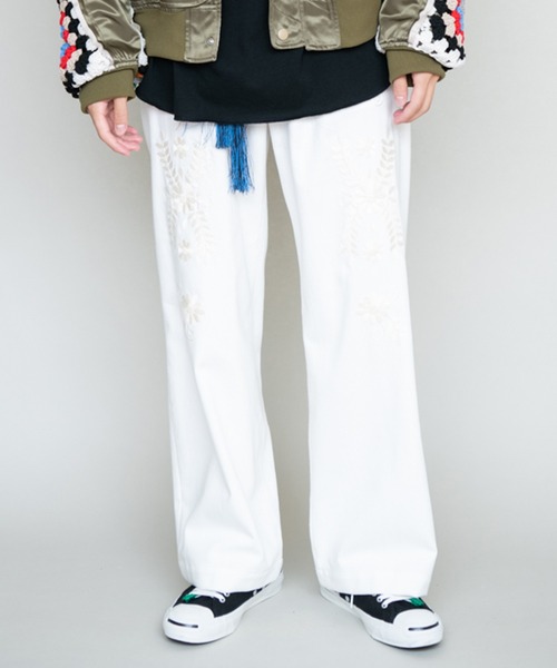 DISCOVERED_FLOWER STITCH DENIM PANTS
