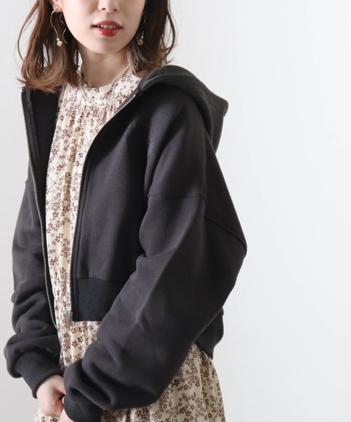 Cheek（チーク）の「刺繍ショートパーカー（パーカー・レディース・チャコールグレー/ブラウン/ベージュ・MEDIUM）」の2枚目の写真