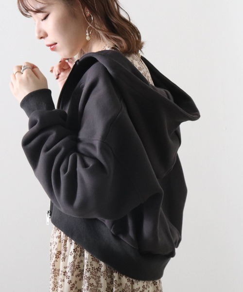 Cheek（チーク）の「刺繍ショートパーカー（パーカー・レディース・チャコールグレー/ブラウン/ベージュ・MEDIUM）」の4枚目の写真