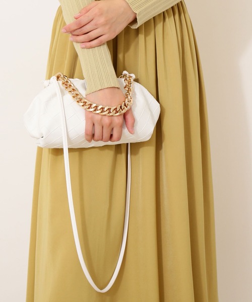 NATURAL BEAUTY BASIC(ナチュラルビューティーベーシック)の「メッシュエンボスチェーンクラッチ(クラッチバッグ・レディース・ホワイト/イエロー・フリ-)」の2枚目の写真