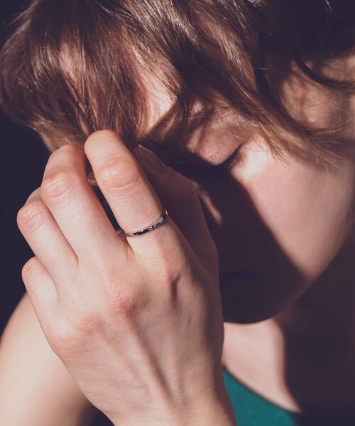 and cloud(アンドクラウド)の「Grayscale Black-Gray Diamond Ring(リング・レディース・イエローゴールド/シルバー・#9/#11/#13/#15)」の9枚目の写真