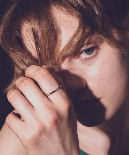 and cloud(アンドクラウド)の「Grayscale Black-Gray Diamond Ring(リング・レディース・イエローゴールド/シルバー・#9/#11/#13/#15)」の10枚目の写真