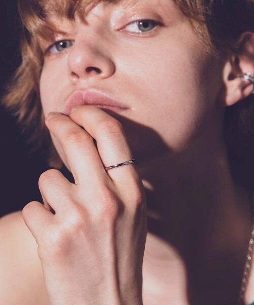 and cloud(アンドクラウド)の「Grayscale Black-Gray Diamond Ring(リング・レディース・イエローゴールド/シルバー・#9/#11/#13/#15)」の11枚目の写真