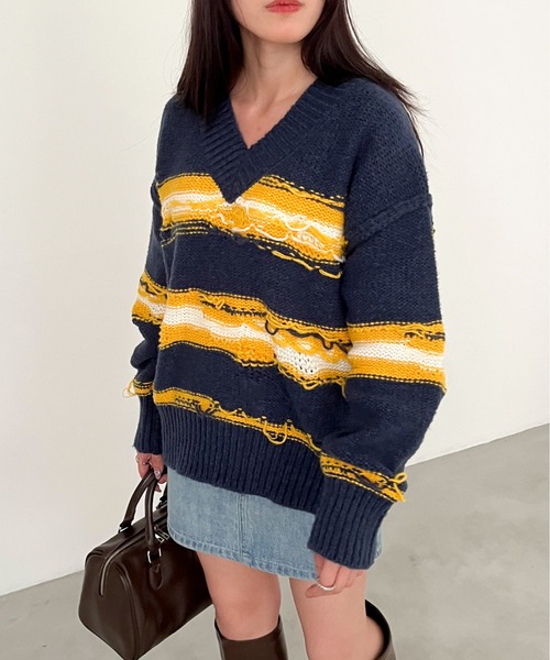 EPIMI E'PIMMY（エピミエピミー）の「〈ユニセックス〉Vネックダメージオーバーニット（ニット/セーター・レディース・オレンジ/オフホワイト/ネイビー/ブラック・MEDIUM）」の4枚目の写真