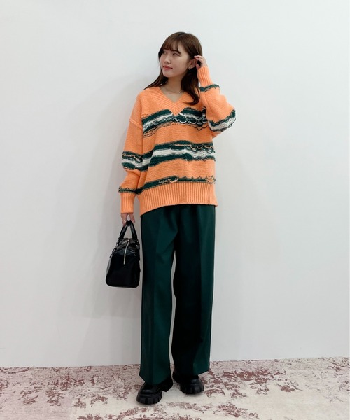EPIMI E'PIMMY（エピミエピミー）の「〈ユニセックス〉Vネックダメージオーバーニット（ニット/セーター・レディース・オレンジ/オフホワイト/ネイビー/ブラック・MEDIUM）」の11枚目の写真