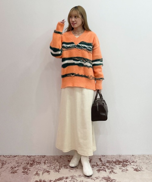 EPIMI E'PIMMY（エピミエピミー）の「〈ユニセックス〉Vネックダメージオーバーニット（ニット/セーター・レディース・オレンジ/オフホワイト/ネイビー/ブラック・MEDIUM）」の21枚目の写真