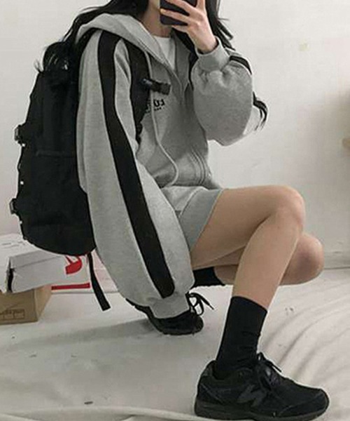 meJane（ミージェーン）の「ワンポイントロゴ 配色ラインパーカー（パーカー・レディース・グレー・FREE）」の3枚目の写真