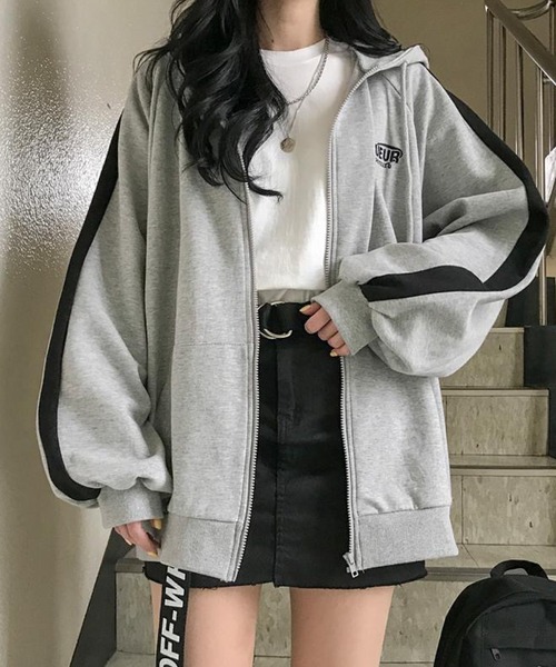 meJane（ミージェーン）の「ワンポイントロゴ 配色ラインパーカー（パーカー・レディース・グレー・FREE）」の6枚目の写真