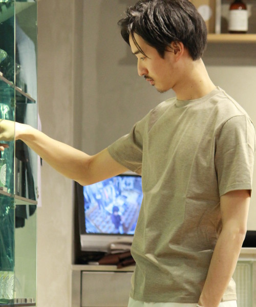 EDIFICE（エディフィス）の「◇70/2インドチョウチョウメン クルーネックショートスリーブ（Tシャツ/カットソー・メンズ・チャコールグレー/ホワイト/ブラウン系その他/ボルドー・46/48/44）」の3枚目の写真