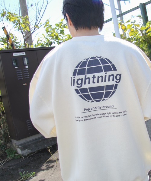 ZIP FIVE(ジップファイブ)の「【ZIP FIVE】 肉厚 プリント デザイン オーバーサイズ 裏起毛 長袖 スウェット トレーナー(スウェット・レディース・ホワイト系その他2/ホワイト系/ダークグリーン系1/グレー系1/杢グレー/ブルー系1/ネイビー系1/オレンジ/ブラック系1/グリーン系/カーキ/レッド系1/パープル系/ホワイト系その他/ダークグリーン/ブルー/イエロー系1/ブルー系その他2/オレンジ系1/ホワイト/ブラウン系1/グレー系/ブラウン系/レッド系/ブルー系その他/パープル/アイボリー系1/ブラック系/カーキ系1/ベージュ系/ブラック/パープル系1/グレー系その他2/ネイビー系/ネイビー/イエロー系/ベージュ/グレー系その他/グリーン系1/オートミール/ロイヤルブルー/オレンジ系/イエロー/ブルー系/ブラウン/ダークグリーン系/アイボリー系/グリーン/カーキ系/アイボリー/ベージュ系1/チャコール/ホワイト系1/レッド・LARGE/MEDIUM/X-LARGE)」の4枚目の写真