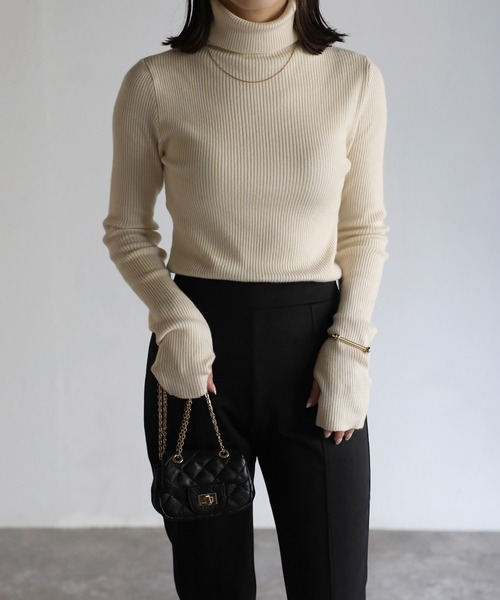 Bonjour Sagan（ボンジュールサガン）の「フィンガーホールリブタートルネックニット（ニット/セーター・レディース・アイボリー/ブラック/グリーン・FREE）」の2枚目の写真