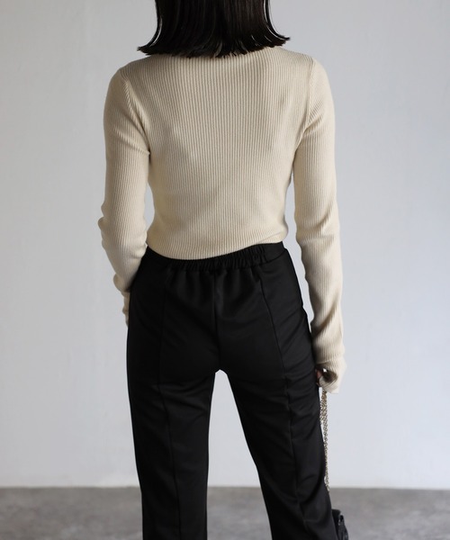 Bonjour Sagan（ボンジュールサガン）の「フィンガーホールリブタートルネックニット（ニット/セーター・レディース・アイボリー/ブラック/グリーン・FREE）」の5枚目の写真