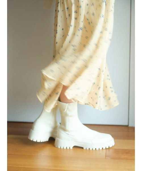 emmi(エミ)の「【emmi atelier】プリントティアードワンピース(ワンピース・レディース・ライトブルー/ネイビー/イエロー・0/1)」の6枚目の写真