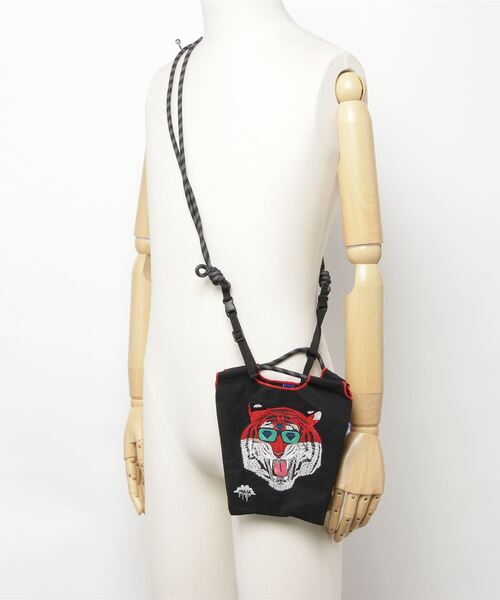Ball&Chain（ボールアンドチェーン）の「[BALL&CHAIN/ボールアンドチェーン] MULGA TORA 刺繍デザインナイロンバッグ スモールサイズ（ショルダーバッグ・レディース・ブラック・S）」の10枚目の写真