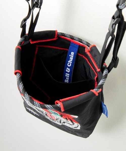 Ball&Chain（ボールアンドチェーン）の「[BALL&CHAIN/ボールアンドチェーン] MULGA TORA 刺繍デザインナイロンバッグ スモールサイズ（ショルダーバッグ・レディース・ブラック・S）」の5枚目の写真
