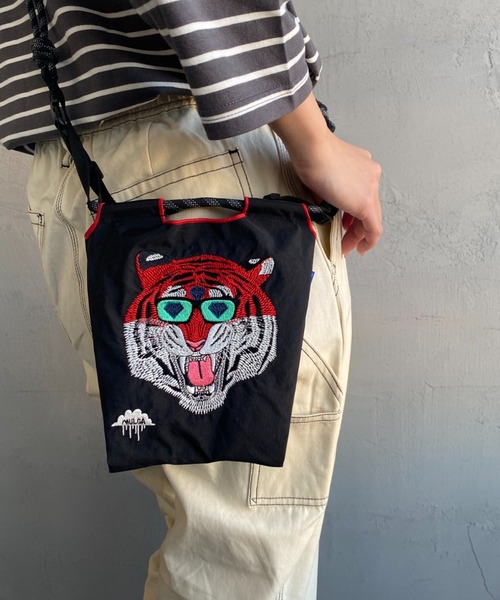 Ball&Chain（ボールアンドチェーン）の「[BALL&CHAIN/ボールアンドチェーン] MULGA TORA 刺繍デザインナイロンバッグ スモールサイズ（ショルダーバッグ・レディース・ブラック・S）」の16枚目の写真
