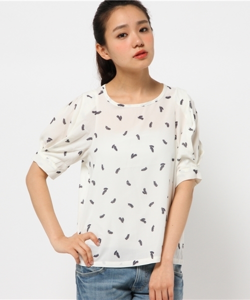 CIAOPANIC（チャオパニック）の「【Ciaopanic】　羽柄袖タックBL（シャツ/ブラウス・レディース・ホワイト/ベージュ/ライトブルー・FREE）」の2枚目の写真